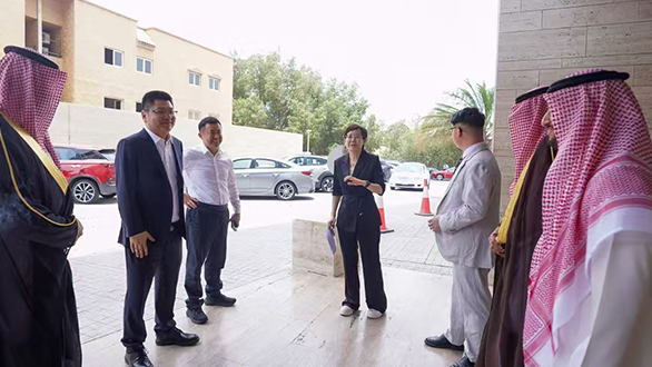 中國一汽解放重卡狂掃中東近萬輛大單！